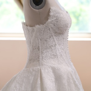 Abito da sposa a trapezio <span class=keywords><strong>senza</strong></span> <span class=keywords><strong>spalline</strong></span> con corpetto a cuore, tutto in pizzo, bottoni ricoperti, strascico a cattedrale, stile principessa, personalizzabile, all'ingrosso - Product Image 5