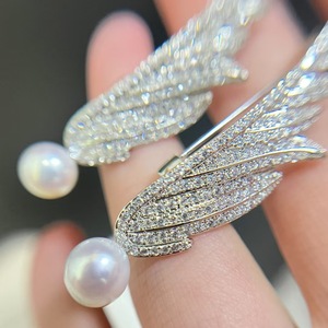 Broche de robe à motif d'aile d'ange tendance, broche en perle d'eau douce, broche de fleur de poitrine, vente en gros populaire, perle d'eau douce - Product Image 3