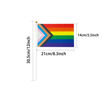 Vente en gros 100% polyester 14x21cm drapeau arc-en-ciel à la main personnalisé Gay Pride lesbiennes LGBT événement Promotion automobile pôle en plastique