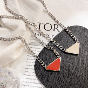 <span class=keywords><strong>Collier</strong></span> triangle avec <span class=keywords><strong>initiale</strong></span> P en émail, en acier inoxydable, marque de luxe - Product Image 5