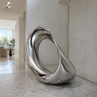 Sculpture abstraite en acier inoxydable poli, motif boucle infinie, pour la décoration intérieure des hôtels, villas, salons et galeries.