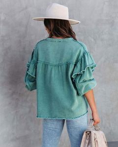 Al por mayor: Chaquetas vaqueras de mezclilla lavada para mujer, estilo urbano, con efecto desgastado y manga con volantes, en verde. Prendas de abrigo y blusas de mezclilla para mujer. - Product Image 6