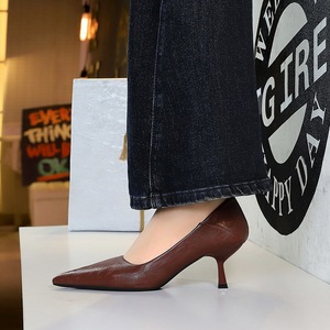 Sandales pour femmes en velours à bout pointu ouvert, avec fines brides croisées à la cheville, boucle dorée réglable, talon chaton fin et mini plateforme - Product Image 3