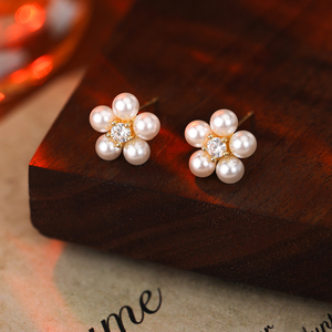 सुरुचिपूर्ण विंटेज फूल मोती स्टड इयररिंग्स महिलाओं पीतल की चांदी की प्लेटेड नकली मोती जिरकॉन क्रिस्टल हाइपोएलर्जेनिक गहने दैनिक - Product Image 5