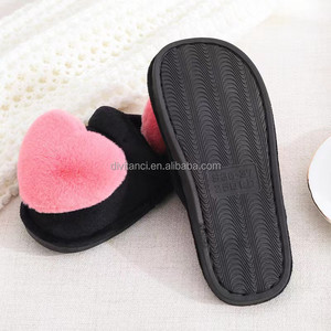 Chaussons d'intérieur en peluche avec cœur pour l'hiver Chaussons d'intérieur en peluche avec logo personnalisé Chaussons chauds en peluche avec cœur pour femmes et filles - Product Image 5