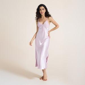 Chemise de nuit longue en satin sans manches pour femme PJ-1437 avec bordure en dentelle et détail nœud pour la maison - Product Image 2