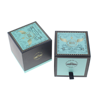 Boîte en papier recyclé de luxe personnalisée pour bougie d'huile essentielle emballage postal en carton de luxe gaufrage pour l'expédition de cadeaux