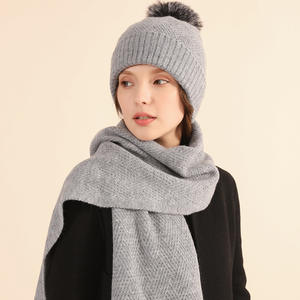 Gorro cálido de punto de lana personalizado para mujer, bufanda G love, tres conjuntos, Bola de Pelo a prueba de viento para invierno, gorro de punto de Cachemira, tres conjuntos - Product Image 4