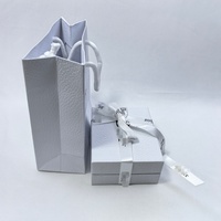 Boîtes cadeaux en papier de luxe argentées personnalisées avec insert en velours assorti pour l'emballage de bijoux et de montres