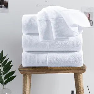 Белое банное полотенце для отелей нежно и приятно для кожи, обладает высоким уровнем впитывания воды и мягкой текстурой