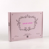 Boîte d'expédition en carton ondulé avec logo personnalisé, intérieur rouge, flocon de neige doré, arbre de Noël, impression couleur, laminage mat sur les deux côtés