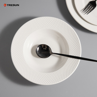 Vente en Gros Personnalisée Fabricant Chinois Restaurant Hôtel Plats d'Accompagnement Vaisselle Céramique Fine Porcelaine Blanche Assiettes Repas Gaufrées