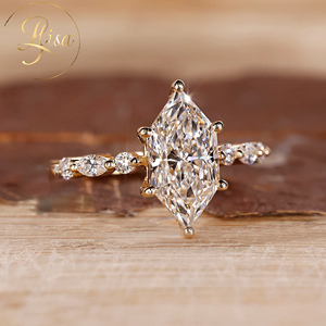 Anello di fidanzamento personalizzato <span class=keywords><strong>in</strong></span> <span class=keywords><strong>oro</strong></span> 18 carati <span class=keywords><strong>con</strong></span> diamante certificato IGI, realizzato <span class=keywords><strong>in</strong></span> laboratorio, di lusso, <span class=keywords><strong>con</strong></span> diamanti laterali VVS HTHP CVD coltivati <span class=keywords><strong>in</strong></span> laboratorio. - Product Image 2
