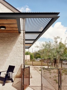 Pergola en aluminium anodisé pour couloir extérieur, connectant deux bâtiments, avec poteaux partagés - Product Image 6