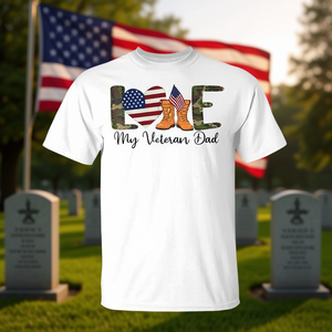 Camiseta del Día de los Veteranos con estampado de la bandera de EE. UU. y botas de combate con camuflaje, con la frase 'Love My Veteran Dad'. - Product Image 2