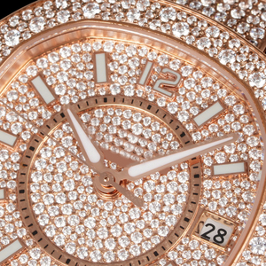 Montre-bracelet pour homme en or rose entièrement sertie de diamants, design boîtier coussin, sertissage dense de pierres, affichage de la date, montre de luxe élégante haut de gamme - Product Image 3