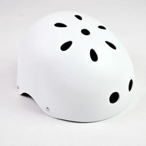 Casque de skateboard noir respirant réglable unisexe pour la protection de la tête lors du roller - Product Image 3