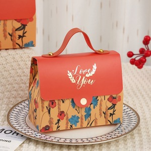 Caja de Regalo Navideña para Niños, de Cartón Corrugado Kraft, Forma Cuadrada, Cierre con Botón, Asa, Impresión Offset, Opción de Impresión UV, Reciclable - Product Image 5