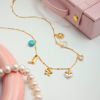 Collier chaîne à pendentif JD Fashion Style en acier inoxydable plaqué or 18 carats avec breloques fleur, perle acrylique, abeille, cœur, zircon et soleil