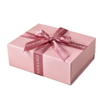 Boîtes cadeaux rectangulaires télescopiques en carton rose personnalisées, imprimées, de luxe, avec ruban rose, logo en relief et papier de soie, de la marque Cailyn.