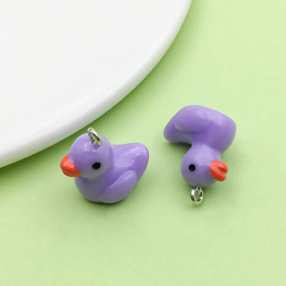 Un patito de resina morado, 17*19 mm, 1,9 g, 17215 g.