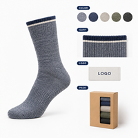 Chaussettes en fibre écologique recyclée gris anthracite pour le sport, avec logo sur le revers, texture naturelle, ajustement parfait, production en vrac, évaluation des illustrations, classification des tailles