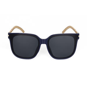 Lunettes de soleil carrées tendance pour femmes, protection UV400, monture en PC, verres noirs, pour voyage et conduite - Product Image 1