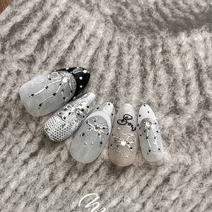 Autocollants pour ongles 3D en relief à pois, texture luxe noir et or, pour la décoration des ongles à domicile ou par des professionnels. - Product Image 5