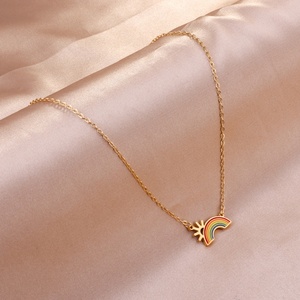 Collier Pendentif Arc-en-ciel Mignon et Populaire en Acier Inoxydable Plaqué Or 18 carats avec Chaîne de Qualité – Meilleurs Vœux - Product Image 5