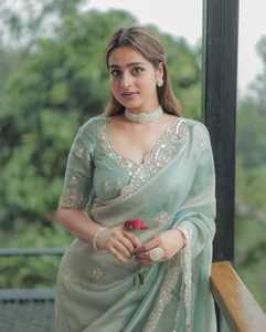 Sari de estilo moderno de seda satinada con Secuencia de bordado y borde de trabajo de corte perfecto para todas las ocasiones - Product Image 3