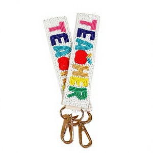 Porte-clés en toile brodé et perlé fait main, motif pomme et lettres arc-en-ciel pour enseignant, forme rectangulaire unique, fermoir doré, textile - Product Image 2