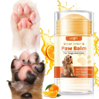 Baume pour pattes de chien en marque privée pour pattes sèches et gercées, soin hydratant pour pattes d'animaux avec des extraits de plantes naturelles, stick pour la santé des pattes des animaux