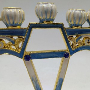 Ménorah en métal orné - Finition émail et alliage - Cadeaux Judaïca personnalisés - Chandeliers de Shabbat en gros pour la fête du Shabbat - Product Image 6