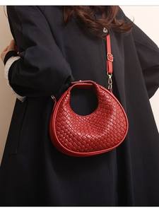 Sacs à main en cuir PU pour femmes, nouvelle mode, forme de croissant, sacs bandoulière, design tissé avec fermeture à cadenas, pour l'été et l'hiver - Product Image 3