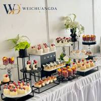 Présentoir à desserts pour la pause thé noir, en marbre avec structure en fer forgé, finition argentée, pour une mise en scène de table de thé de l'après-midi haut de gamme et décorative