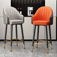 Tabouret de bar haut de gamme en cuir, design moderne et minimaliste, avec structure en fer forgé et dossier pivotant, pour mobilier de bar, chaise de bar, îlot de cuisine ou comptoir.