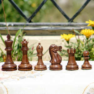 Juego de Ajedrez de Madera Estilo Reykjavik Hecho a Mano para Niños, Piezas de Diferentes Colores en Madera de Sheesham y Boj con Diseño Único para Juego de Mesa - Product Image 1
