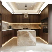 Mobili da Cucina Moderni di Lusso Senza Maniglie, Finitura Effetto Legno, Isola in Quarzo a Cascata, Illuminazione LED, Armadietti da Cucina Personalizzati in Compensato