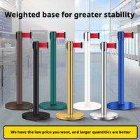 Barrière rétractable de contrôle des foules avec corde, base en béton recouverte d'acier inoxydable
