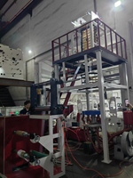 Machine de soufflage de film monocouche automatique haute vitesse Hongtong avec extrudeuse et enrouleur central pour films plastiques LDPE HDPE LLDPE