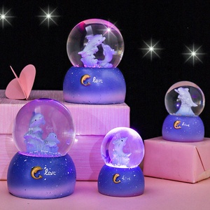 Ever Bright 2025 vente en gros résine dessin animé lapin fraise ours Animal neige boule de cristal boîte à musique objets décoratifs - Product Image 3