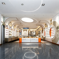 Magasin de vente au détail optique contemporain avec étagères ouvertes à niveaux et vitrines rondes éclairées