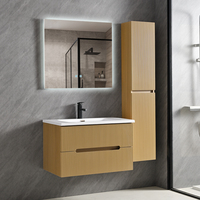 Ensemble de meuble-lavabo mural moderne en bois clair rainuré style crème avec miroir LED intelligent et armoire latérale haute