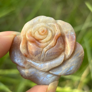 Escultura de Flor de Rosa de Piedra Lunar Natural Tallada a Mano al por Mayor, Cristal Azul Natural con Destellos, Gema Curativa, Regalo Artesanal - Product Image 1