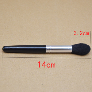 Brocha Iluminadora Negra en Forma de Llama, 14 cm de Largo, Cabeza de 3.2 cm, Herramienta de Maquillaje para Mejillas, Pieza Individual - Product Image 1