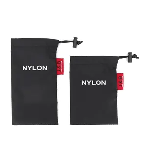 Produttore eco-friendly in nylon su misura a buon mercato prezzo logo stampato piccolo coulisse sacchetto cosmetico nero con coulisse sacchetto del regalo