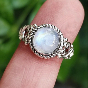 Anillo de Boda Boho Hecho a Mano con Piedra Lunar Arcoíris y Plata de Ley, Incrustaciones de Piedra Natural, Pieza Destacada para Mujer, Regalo para Ella - Product Image 1