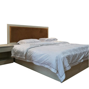 Lit d'hôtel 3 étoiles en gros, personnalisable, simple ou double, avec cadre en bois durable pour projets de mobilier de chambre d'hôtel économique - Product Image 1