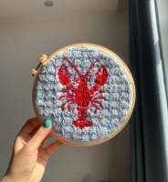 Broderie au Punch Needle Faite Main Motif Homard, Design Original, Décoration Murale à Carreaux Bleus, Cadeau Thème Nautique pour la Maison