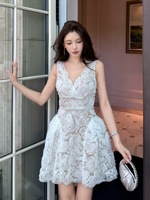 Robe courte sexy blanche sans manches pour femme, avec dentelle florale, col en V, perles décoratives et taille cintrée